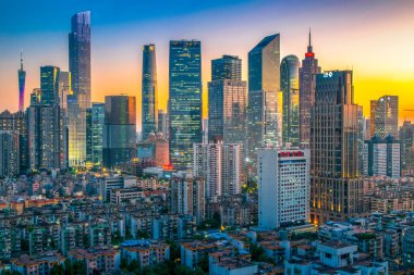  Guangzhou Zhujiang 'ın geniş açılı gece görüşü Yeni Şehir finans bölgesi, Guangdong, Çin.