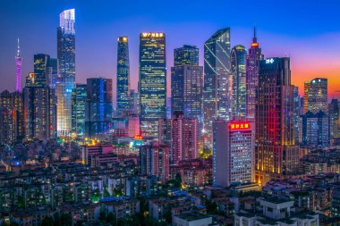  Guangzhou Zhujiang 'ın geniş açılı gece görüşü Yeni Şehir finans bölgesi, Guangdong, Çin.