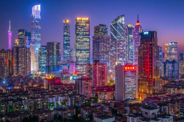  Guangzhou Zhujiang 'ın geniş açılı gece görüşü Yeni Şehir finans bölgesi, Guangdong, Çin.