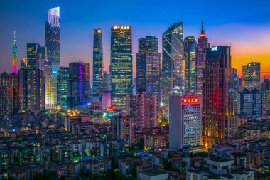  Guangzhou Zhujiang 'ın geniş açılı gece görüşü Yeni Şehir finans bölgesi, Guangdong, Çin.