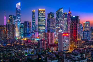  Guangzhou Zhujiang 'ın geniş açılı gece görüşü Yeni Şehir finans bölgesi, Guangdong, Çin.