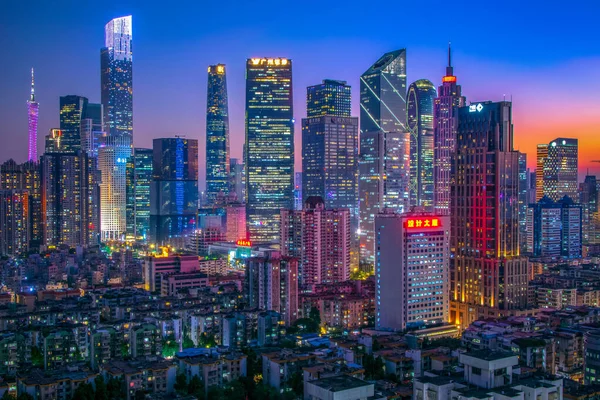  Guangzhou Zhujiang 'ın geniş açılı gece görüşü Yeni Şehir finans bölgesi, Guangdong, Çin.