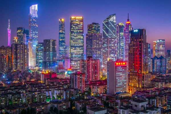  Guangzhou Zhujiang 'ın geniş açılı gece görüşü Yeni Şehir finans bölgesi, Guangdong, Çin.