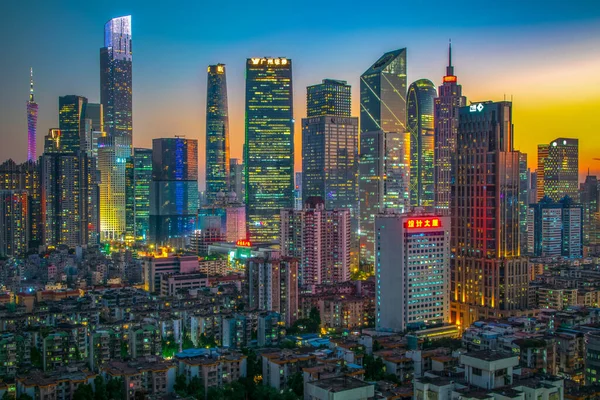  Guangzhou Zhujiang 'ın geniş açılı gece görüşü Yeni Şehir finans bölgesi, Guangdong, Çin.