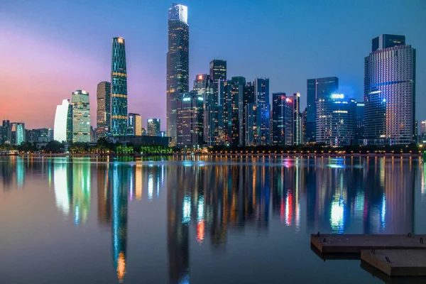  Guangzhou Zhujiang 'ın geniş açılı gece görüşü Yeni Şehir finans bölgesi, Guangdong, Çin.