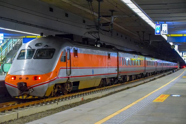 Tzu Chiang Züge Vom Typ E1000 Bahnhof Kaohsiung — Stockfoto