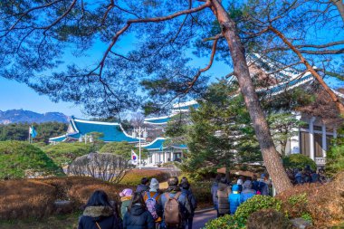 Seul, Güney Kore 1 / 9 / 2020 İnsanlar Güney Kore 'deki Mavi Saray başkanlık ofisini ziyaret ediyor. Mavi Saray, Kore Cumhuriyeti cumhurbaşkanının resmi ikamet yeri ve idari ofisidir.