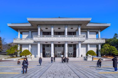 Seul, Güney Kore 1 / 9 / 2020 Cheong Wa Dae (Mavi Saray) ve turistler binanın önünde fotoğraf çekiyorlar.