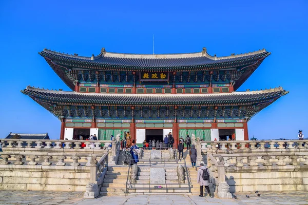 Seul, Güney Kore 1 / 9 / 2020 Turistler Joseon hanedanlığının ana sarayı olan Gyeongbokgung Sarayı 'nı ziyaret etti..