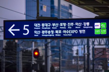 Seul, Güney Kore 1 / 9 / 2020 Seul Tren İstasyonu Korail istikameti işareti