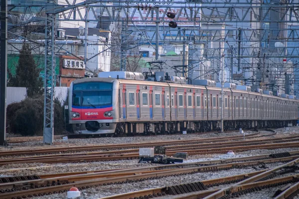 Seul, Güney Kore 1 / 9 / 2020 Korail trenleri Güney Kore 'deki Seul istasyonunda duruyor..