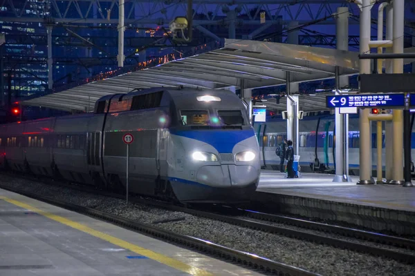 Seoul Südkorea 2020 Nachtansicht Eines Zuges Der Auf Den Bahnsteig — Stockfoto