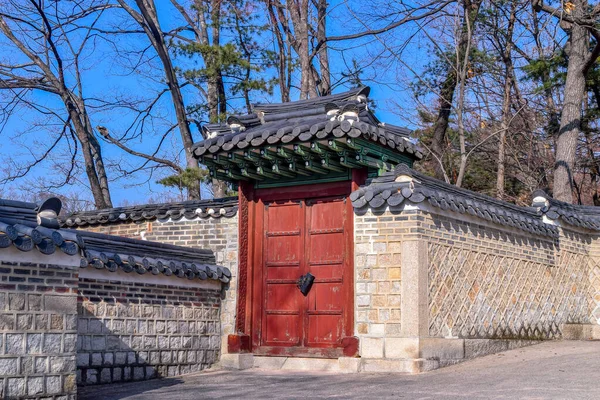 韩国首尔2020年12月1日是朝鲜 中保存最好的一个 这张照片是在韩国首尔王宫后面的一个秘密花园里拍的 — 图库照片