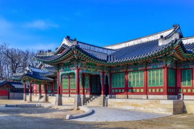 Seul, Güney Kore 1 / 12 / 2020 Güney Kore 'deki Changdeokgung Sarayı' nın muhteşem manzarası. Renkli geleneksel Kore saray mimarisi. Changdeokgung Sarayı Asya 'nın popüler bir turistik merkezidir..
