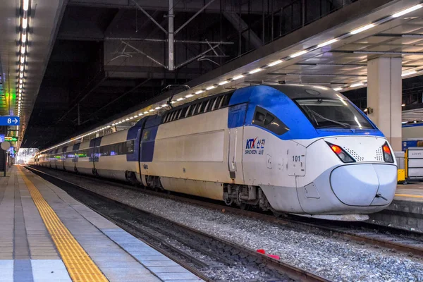Seul, Güney Kore 1 / 12 / 2020 Yüksek hızlı trenler (KTX) Seul 'deki Yongsan istasyonunda durdular.