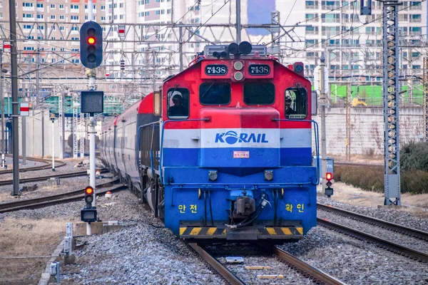 Seul, Güney Kore 1 / 12 / 2020 Korail treni Güney Kore 'deki Yongsan istasyonundan yaklaşıyor..