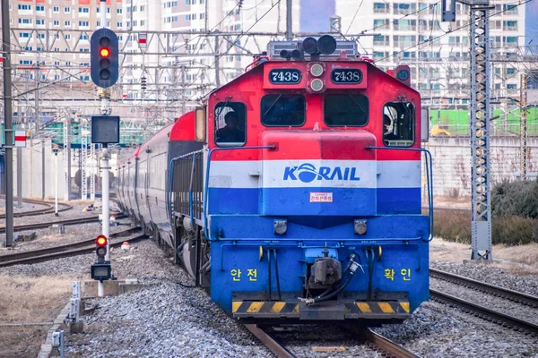 Seul, Güney Kore 1 / 12 / 2020 Korail treni Güney Kore 'deki Yongsan istasyonundan yaklaşıyor..
