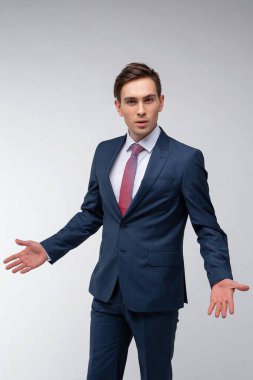 Siyah kısa saçlı, beyaz gömlekli, beyaz gömlekli, atölyesinde beyaz bir kravatı olan genç, yakışıklı bir adam.