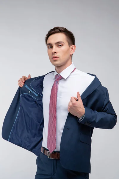 Homem Jovem Bonito Com Cabelo Curto Escuro Terno Azul Uma — Fotografia de Stock