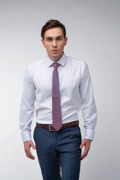 Homem Jovem Bonito Com Cabelo Curto Escuro Terno Azul Uma — Fotografia de Stock