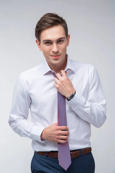 Homem Jovem Bonito Com Cabelo Curto Escuro Terno Azul Uma — Fotografia de Stock