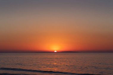 Gün batımında deniz kıyısı, güneş, dalga, turuncu gökyüzü