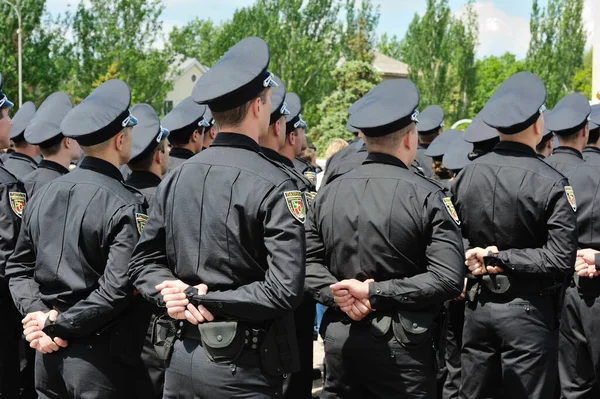 Ukrayna devriye polisi. Arkadan manzara..