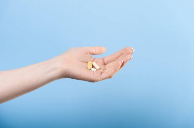 İlaçlar kadının elinde.