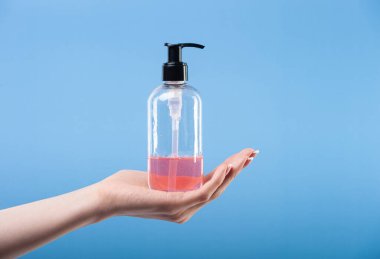 Sıvı sabun şişesi.