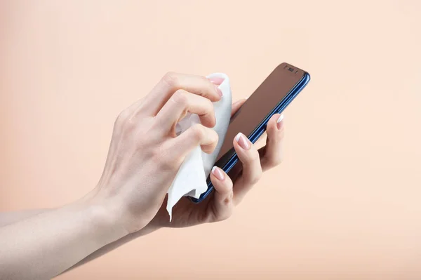 Enfeksiyondan dolayı cep telefonunun sterilize edilmesi. Pandepia enfeksiyon koruma kavramı