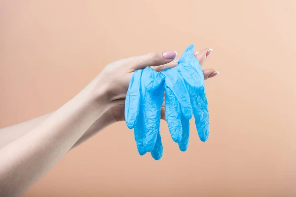 Tıbbi eldivenler kadınların elinde. Enfeksiyona karşı koruma kavramı.