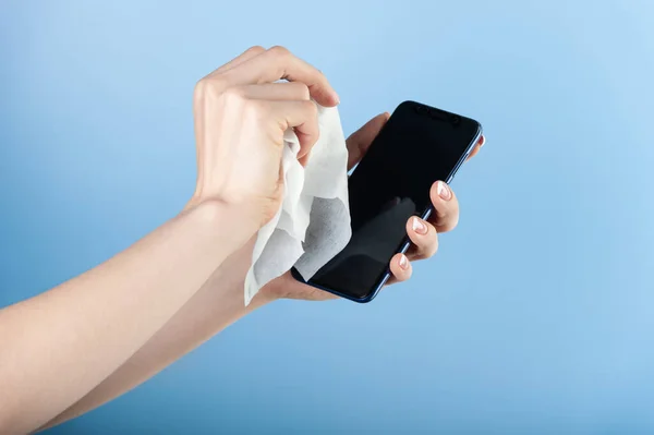 Enfeksiyondan dolayı cep telefonunun sterilize edilmesi. Pandepia enfeksiyon koruma kavramı