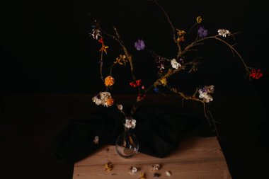 Masada güzel bir çiçek aranjmanı