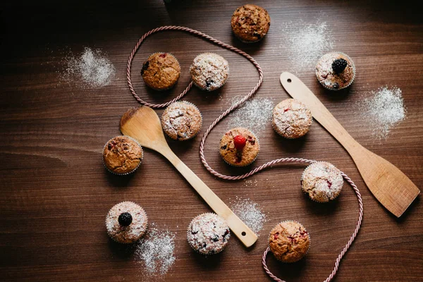 Muffin Lezat Dengan Buah Beri Dan Peralatan Kayu — Stok Foto