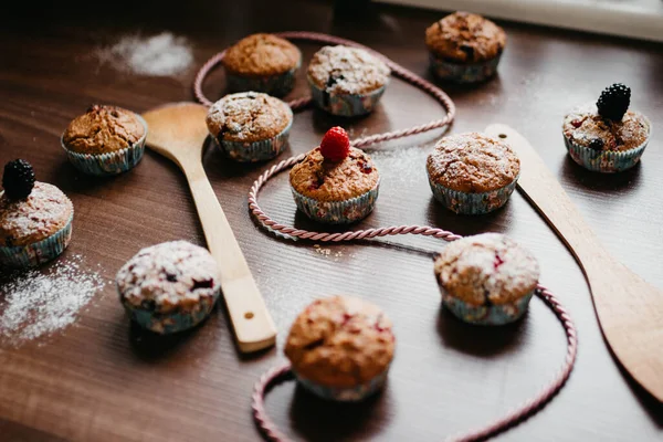 Muffins Saborosos Com Bagas Utensílios Madeira — Fotografia de Stock