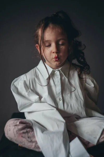 Happy Little Girl Closed Eyes — Stock Photo, Image