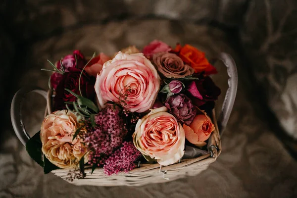 Susunan Bunga Yang Indah Atas Meja Stok Foto Bebas Royalti