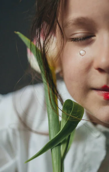 Gadis Kecil Yang Bahagia Dengan Bunga Close Stok Gambar
