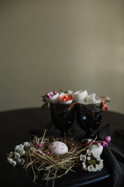 Siyah gözlüklü güzel yumurtalar.