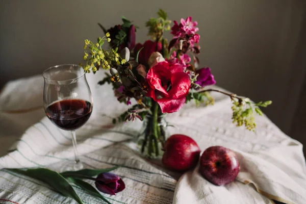 Susunan Bunga Yang Indah Atas Meja — Stok Foto