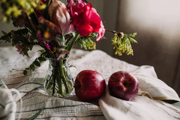 Susunan Bunga Yang Indah Dengan Apel Atas Meja — Stok Foto