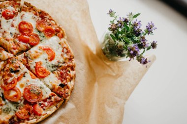 Beyaz masada vejetaryen pizzası 