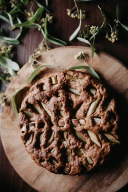 Tahta masa manzaralı tahıllı turta.