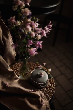 Pembe çiçekler ve gri çömlek ile bahar doğası