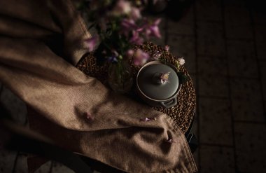 Pembe çiçekler ve gri çömlek ile bahar doğası