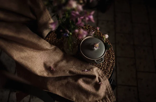 Pembe çiçekler ve gri çömlek ile bahar doğası