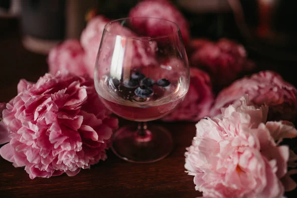 Pivoines Avec Verre Eau Sur Table Bois — Photo