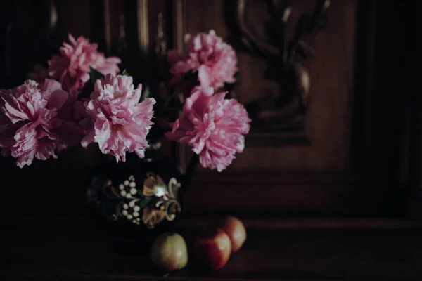 Peonies Dalam Vas Dengan Apel — Stok Foto