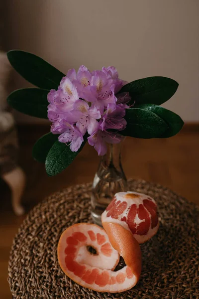 Rhododendron Vaso Toranja Cadeira Vime — Fotografia de Stock