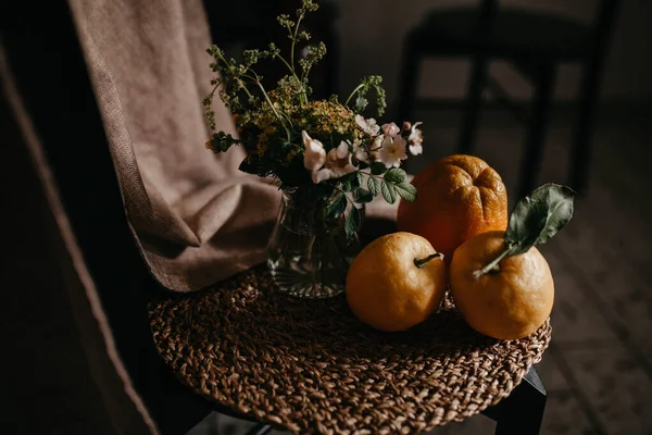 Lomons White Flowers Chair — Stock Photo, Image